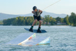 Fotka mě dělajícího trik na wakeboardu