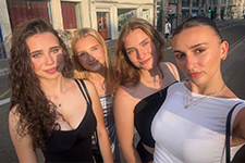 Selfie s holkama ve Štrasburku