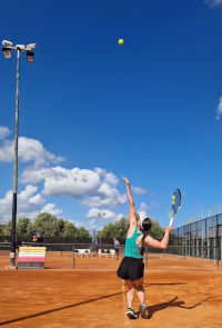 Na obrázku jsem já jak hraju tenis