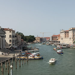 Pohled na italské Benátky z mostu