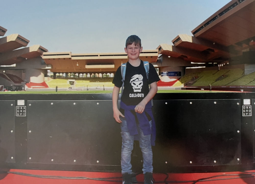 stadion monaca z pohledu za branou