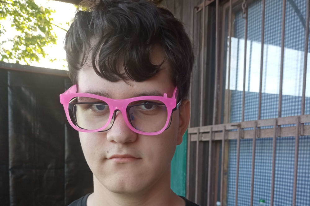filip s brýlemi