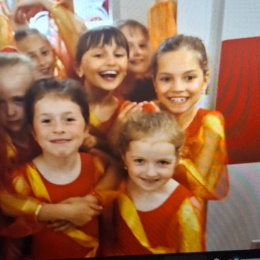 Fotografie z před nebo po vystoupení choreografie Plamínky