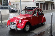 Foto Citroënu 2CV jedoucí ulicí Paříži